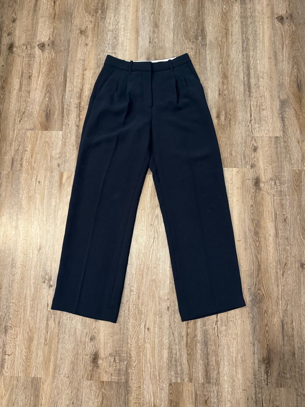 Aritzia Women’s The Effortless Pant Size 4 Short